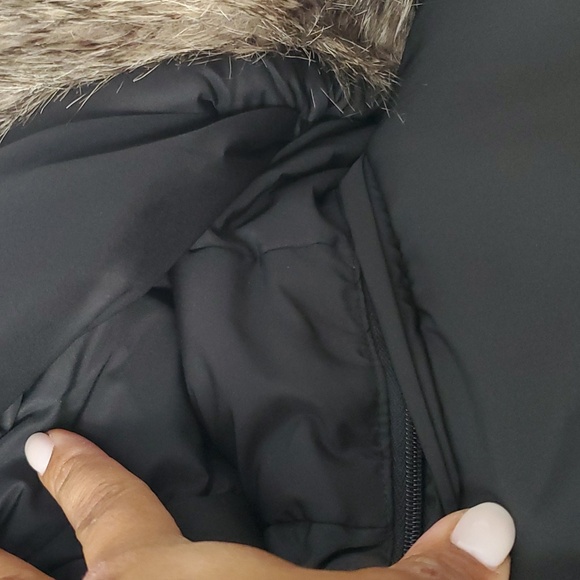 Banana Republic black puffer vest with full fleece lining inside and in pockets - Picture 6 of 7